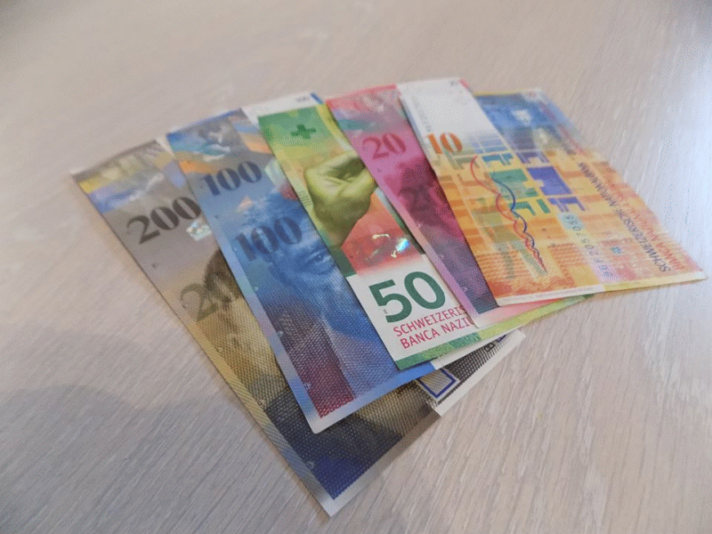 Numărul debitorilor cu credite în CHF a scăzut la 38.500, la finalul anului trecut